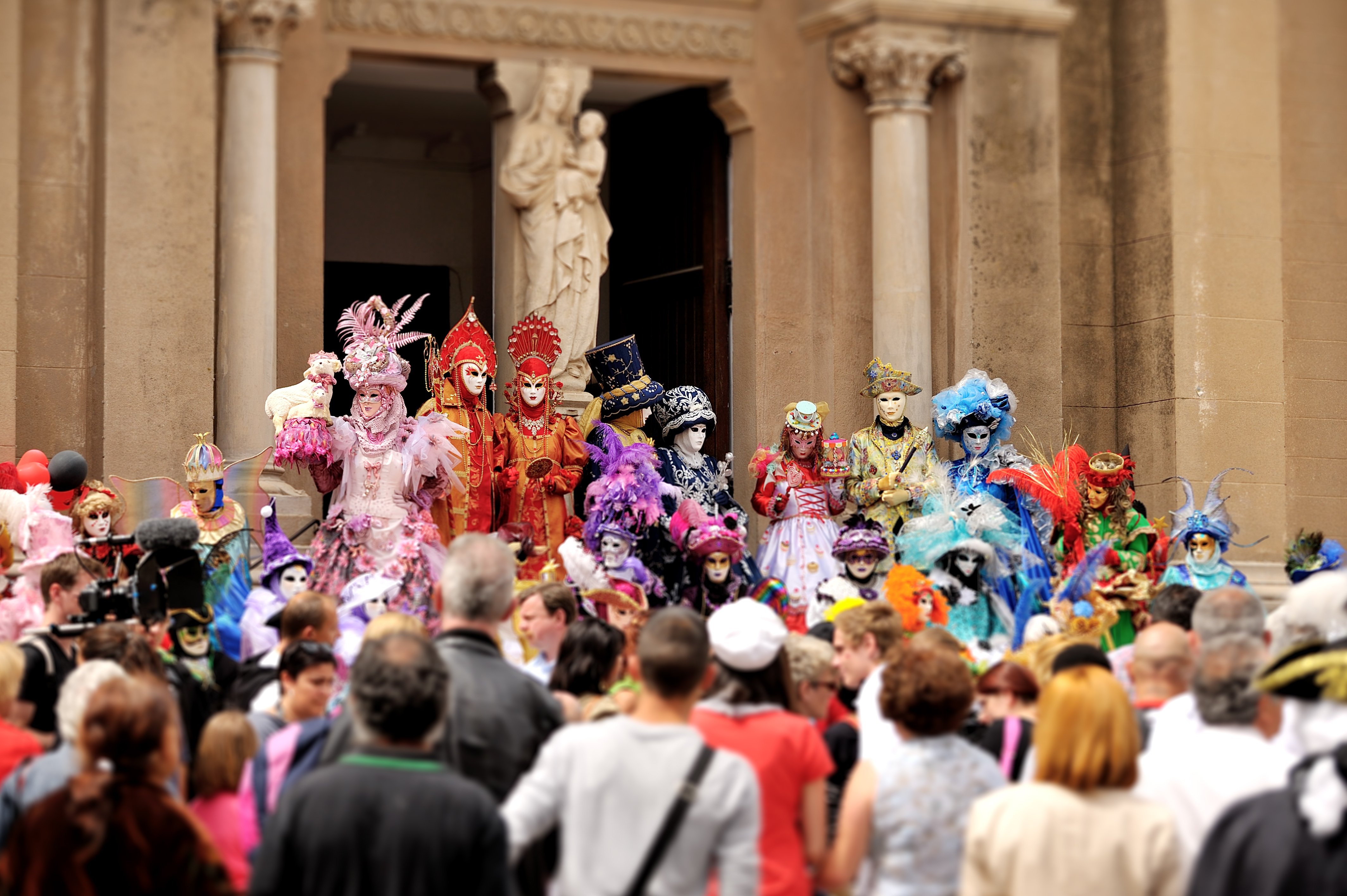 locals watching carnaval venise